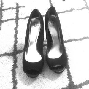 Peep toe pump